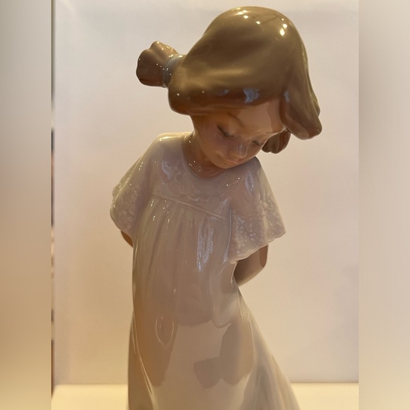 Lladro Nao “So Shy Girl” - Picture 2 of 7